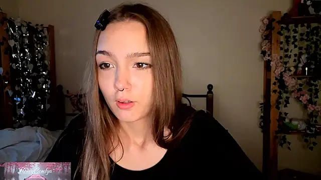 Snapshot of HoneyComfy chatting on 9, 6, 2026 HoneyComfy online show from 9, 6, 2026