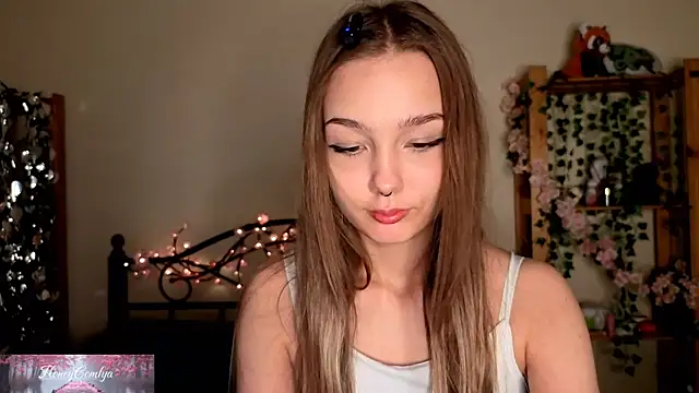 Snapshot of HoneyComfy chatting on 13, 5, 2026 HoneyComfy online show from 13, 5, 2026