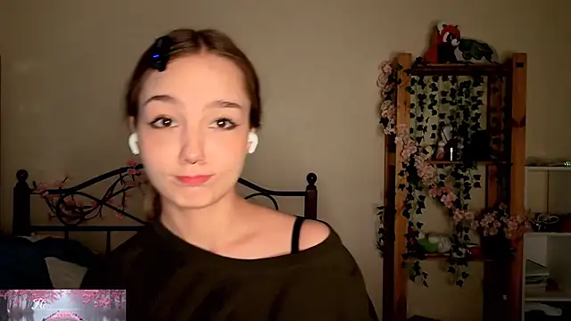 Snapshot of HoneyComfy chatting on 7, 6, 2026 HoneyComfy online show from 7, 6, 2026