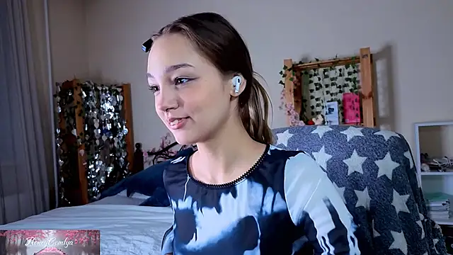 Snapshot of HoneyComfy chatting on 25, 4, 2026 HoneyComfy online show from 25, 4, 2026
