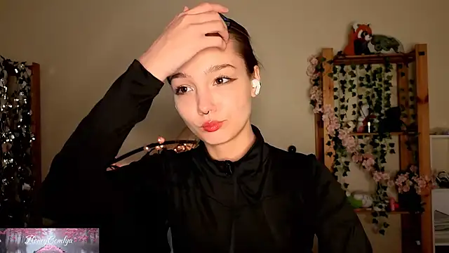 Snapshot of HoneyComfy chatting on 15, 5, 2026 HoneyComfy online show from 15, 5, 2026