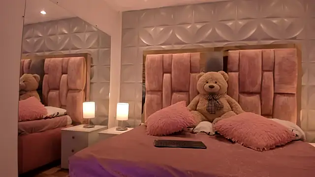 Paris Velvet online show from 18, 3, 2026