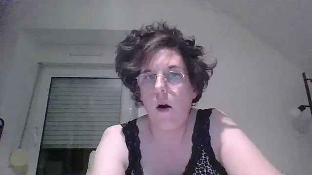 OIseauNoir88 online show from 8, 4, 2026