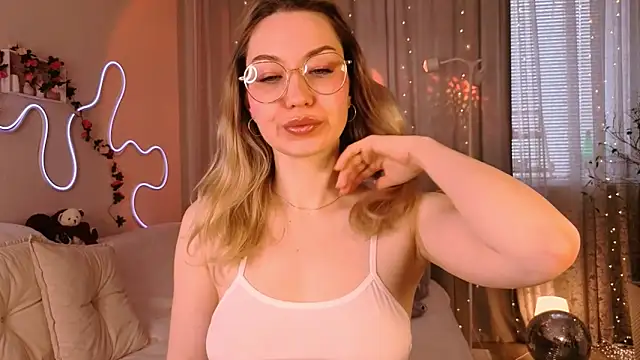 lusciousslily online show from 10, 4, 2026