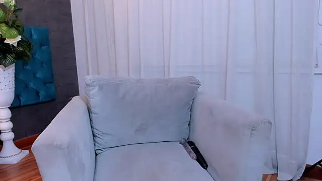 LunnaMoretti online show from 18, 4, 2026