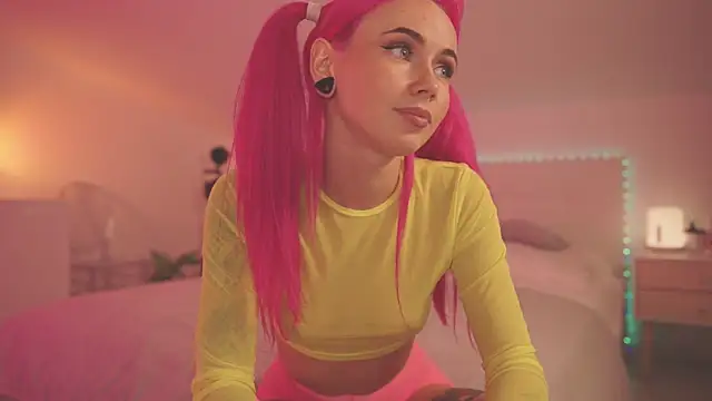 Sarah Pink online show from 6, 12, 2024
