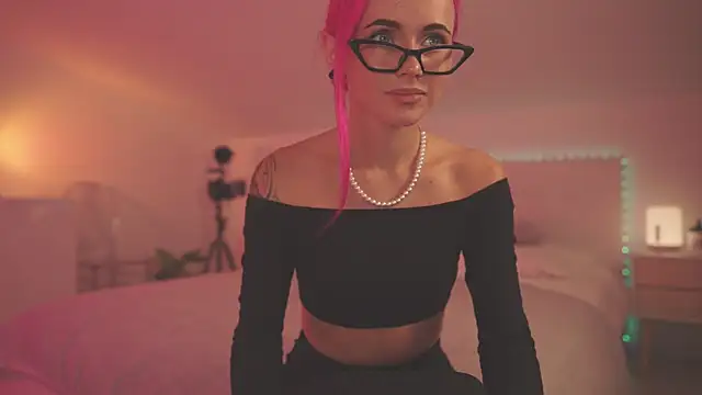 Sarah Pink online show from 1, 12, 2024