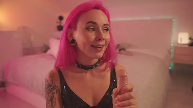 Sarah Pink online show from 7, 12, 2024