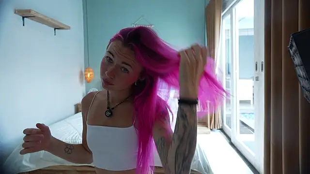 Sarah Pink online show from 6, 10, 2025