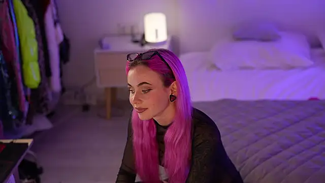 Sarah Pink online show from 2, 3, 2025