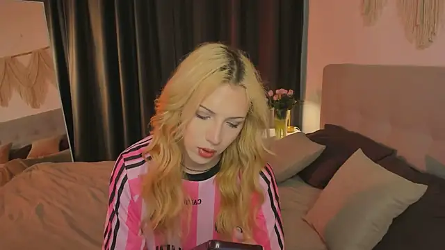 Snapshot of Tiffany__King chatting on 6, 7, 2026 Tiffany King online show from 6, 7, 2026