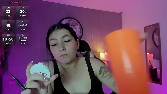 Snapshot of charlottee27_ chatting on 27, 5, 2026 charlottee27 online show from 27, 5, 2026