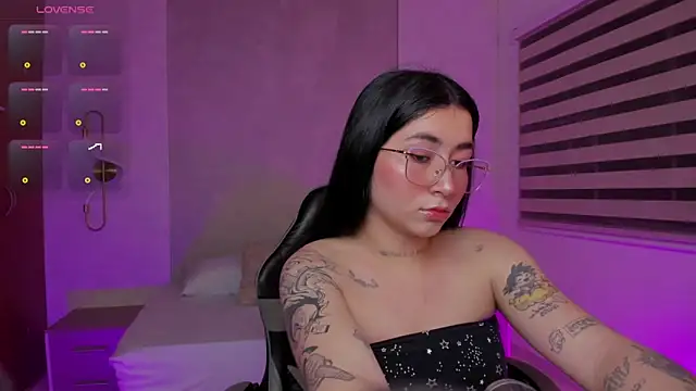 Snapshot of charlottee27_ chatting on 14, 5, 2026 charlottee27 online show from 14, 5, 2026