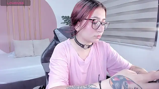 charlottee27  online show from 6, 2, 2026