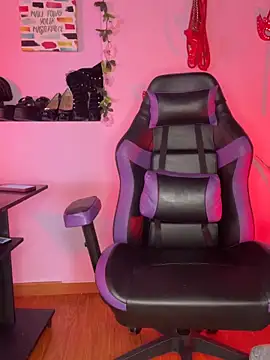 kenia thompsom01 online show from 20, 4, 2026