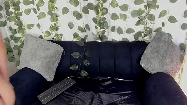 Snapshot of chloe_petite2 chatting on 6, 5, 2026 chloe petite2 online show from 6, 5, 2026