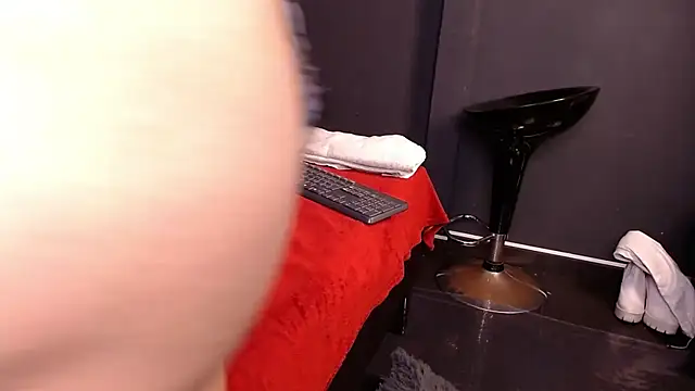 Lia tomson online show from 6, 3, 2026