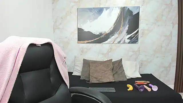 Lilith traviis online show from 6, 3, 2026