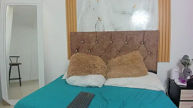 Candyfox2606 online show from 11, 2, 2026