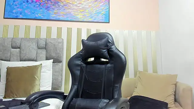 nina glow online show from 4, 4, 2026