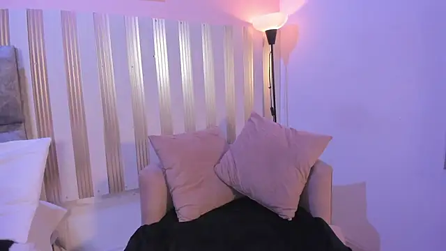 nina glow online show from 4, 3, 2026