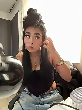 Sara Fernandez  online show from 13, 2, 2026