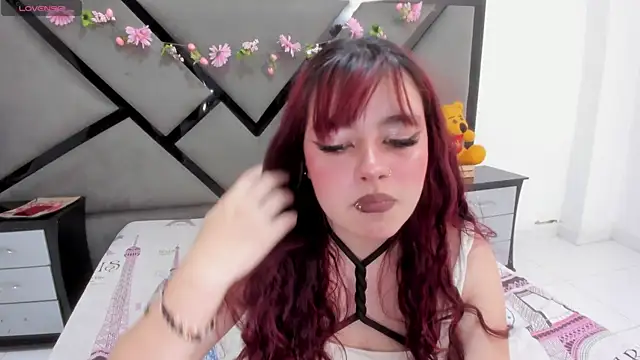 Snapshot of CarolRousee chatting on 27, 4, 2026 CarolRousee online show from 27, 4, 2026
