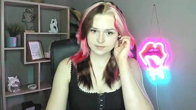 Snapshot of SweetLilyxo chatting on 7, 6, 2026 SweetLilyxo online show from 7, 6, 2026