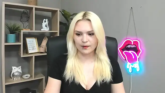 Snapshot of SweetLilyxo chatting on 25, 5, 2026 SweetLilyxo online show from 25, 5, 2026
