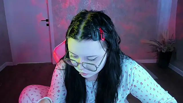 Kira G0ld online show from 6, 4, 2026