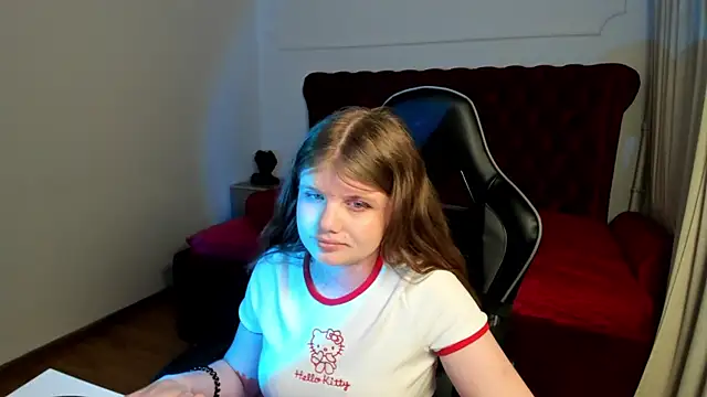 ChloeHalses online show from 8, 6, 2026
