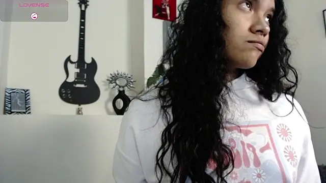 Snapshot of Julieta_Parker chatting on 10, 5, 2026 Julieta Parker online show from 10, 5, 2026