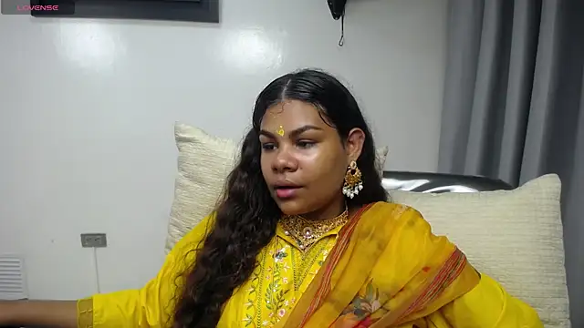 yaazhinii online show from 7, 4, 2026