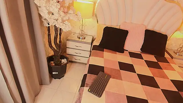 YazminJenner online show from 14, 4, 2026