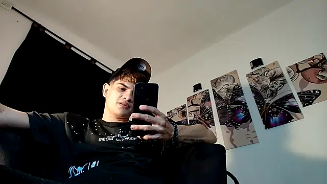 Jesshot bigcock20cm online show from 21, 4, 2026