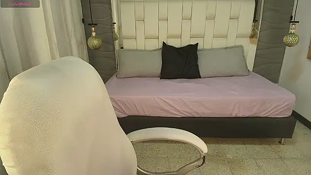 Thaliaa Lopez online show from 14, 2, 2026