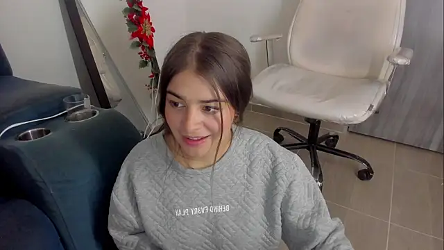 Snapshot of Brunnettee_1 chatting on 5, 6, 2026 Brunnettee 1 online show from 5, 6, 2026