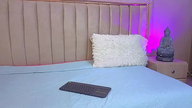 Mia Naive online show from 28, 4, 2026