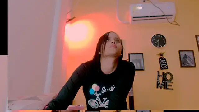 sexiempoderada18 online show from 10, 4, 2026