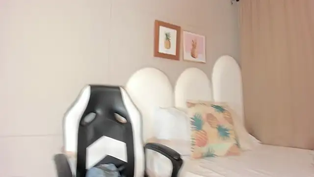 luna bradley  online show from 31, 3, 2026