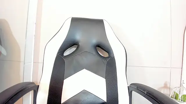 luna bradley  online show from 20, 3, 2026