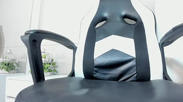 luna bradley  online show from 24, 3, 2026