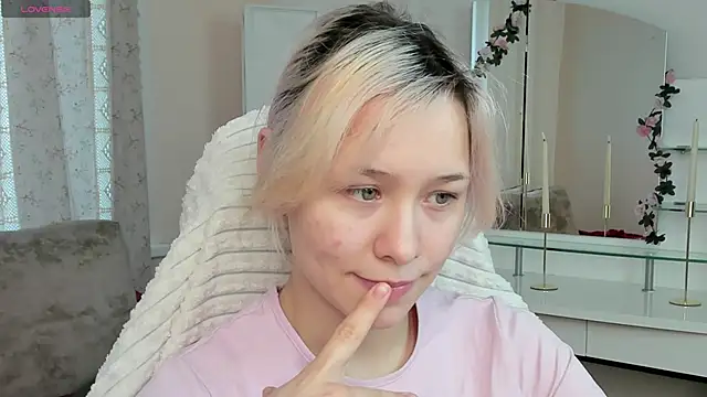 EmilyTrase online show from 28, 4, 2026
