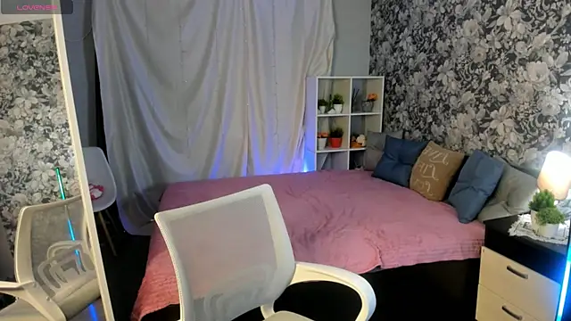 Snapshot of Coraline_kitty chatting on 19, 5, 2026 Coraline kitty online show from 19, 5, 2026