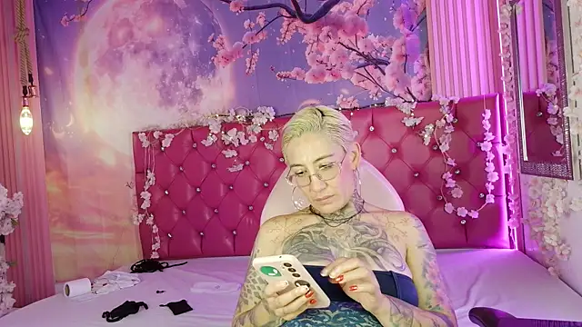 Everlyn sexx online show from 18, 4, 2026