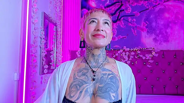 Everlyn sexx online show from 18, 2, 2026