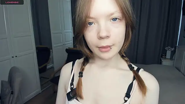 Snapshot of LavenderMitten chatting on 19, 6, 2026 LavenderMitten online show from 19, 6, 2026