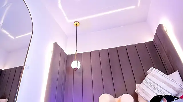 Ashley Beaomunt online show from 16, 7, 2026