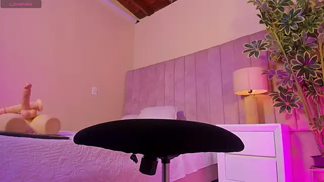 Ashley Beaomunt online show from 15, 4, 2026