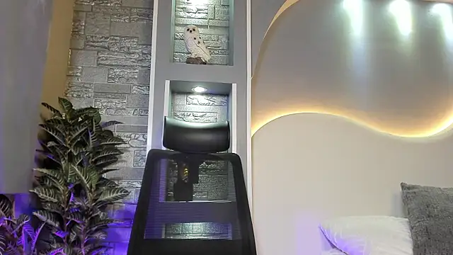 Ashley Beaomunt online show from 5, 3, 2026